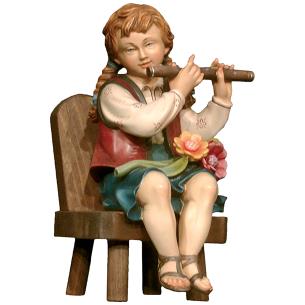 Querflötenspielerin sitzend und Stuhl