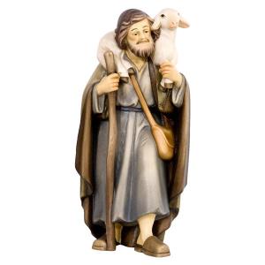 Pastore in piedi con pecora in spalla
