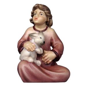 Bambina seduta con coniglio