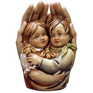 Schützende Hände mit Mädchen und Junge