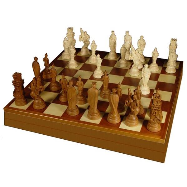 Schachfiguren mit Schachbrett - gebeizt